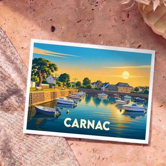 Carte postale souvenir de la ville de Carnac représentant une illustration stylisée de son port au coucher du soleil.