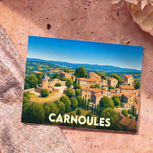 Carte postale souvenir de la ville de Carnoules avec une illustration stylisée d'un village provençal.