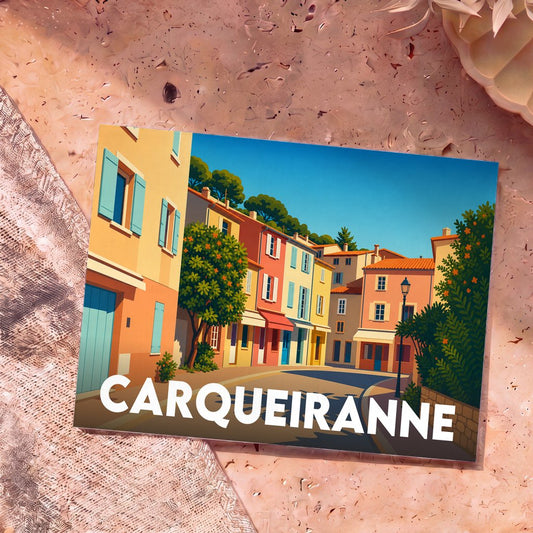 Carte postale souvenir de Carqueiranne illustrant une rue ensoleillée aux façades colorées dans un style graphique épuré.