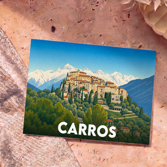 Carte postale souvenir de la ville de Carros illustrant son village perché devant des montagnes enneigées.