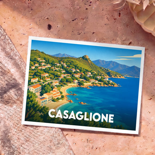 Carte postale souvenir de la ville de Casaglione avec une illustration stylisée d'un village côtier ensoleillé.