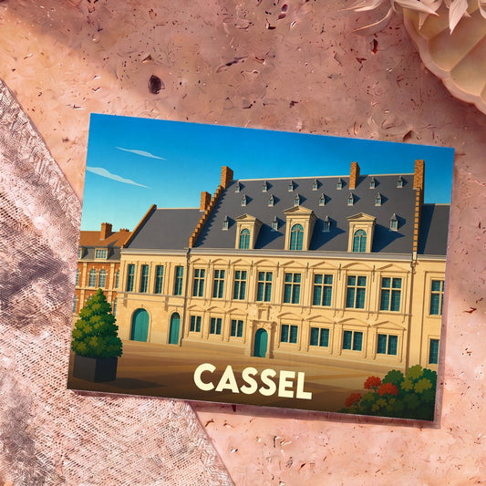 Carte postale souvenir de la ville de Cassel avec une illustration stylisée de l'Hôtel de la Noble Cour.