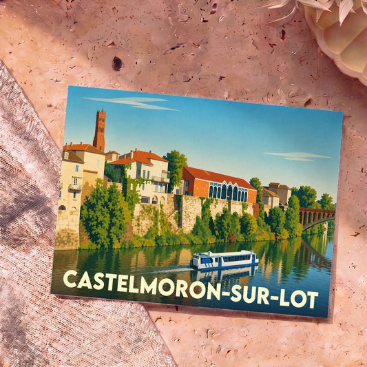 Carte postale souvenir de la ville de Castelmoron-sur-Lot avec une illustration stylisée d'un bateau sur le Lot.