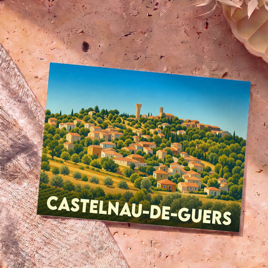 Carte postale souvenir de Castelnau-de-Guers avec une illustration stylisée du village perché sur une colline arborée.