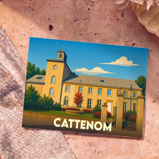 Carte postale souvenir de la ville de Cattenom avec une illustration stylisée d'un bâtiment historique jaune sous un ciel bleu.