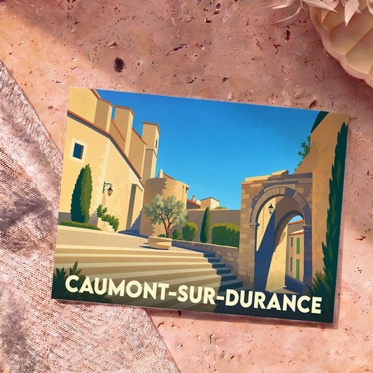 Carte postale souvenir de Caumont-sur-Durance illustrant une place de village ensoleillée dans un style graphique épuré.