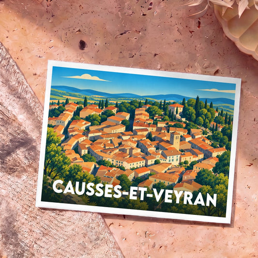 Carte postale souvenir de la ville de Causses-et-Veyran illustrée par une vue panoramique stylisée du village.