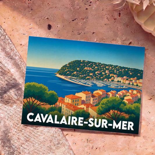 Carte postale souvenir de Cavalaire-sur-Mer avec une illustration stylisée de son port et de ses collines.