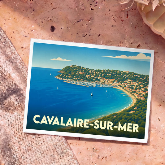 Carte postale souvenir de la ville de Cavalaire-sur-Mer avec une illustration stylisée de sa baie.