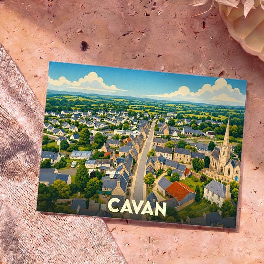 Carte postale souvenir de la ville de Cavan avec une illustration stylisée d'un paysage urbain verdoyant.