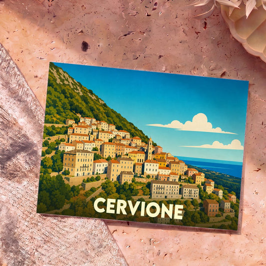 Carte postale souvenir de la ville de Cervione avec une illustration stylisée d'un village corse à flanc de montagne.