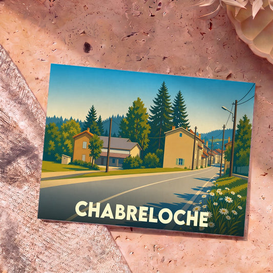 Carte postale souvenir de la ville de Chabreloche avec une illustration stylisée représentant une rue de village bordée de maisons et de sapins.