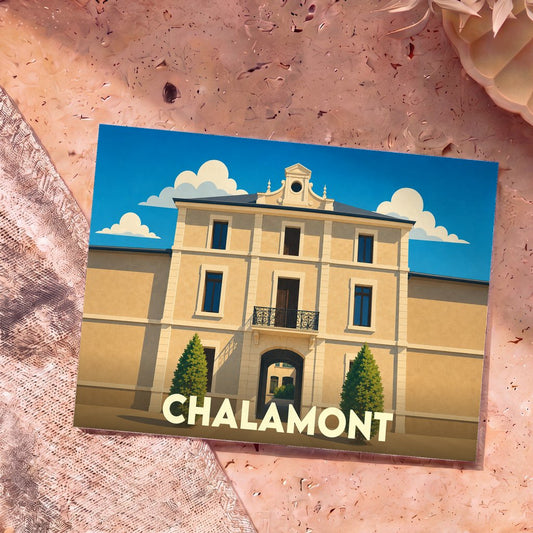 Carte postale souvenir de la ville de Chalamont avec une illustration stylisée de sa mairie.