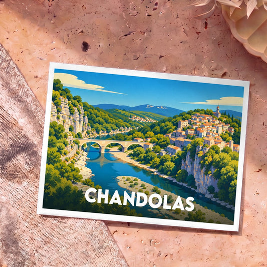 Carte postale souvenir de la ville de Chandolas avec une illustration stylisée de son paysage fluvial et de son village perché.