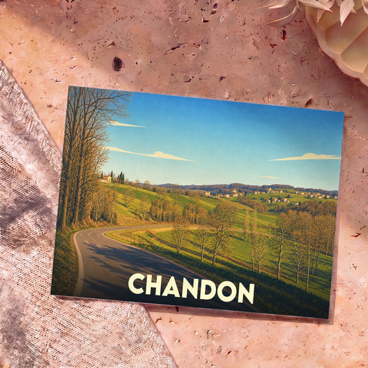 Carte postale souvenir de la ville de Chandon avec une illustration stylisée d'un paysage de campagne vallonné.