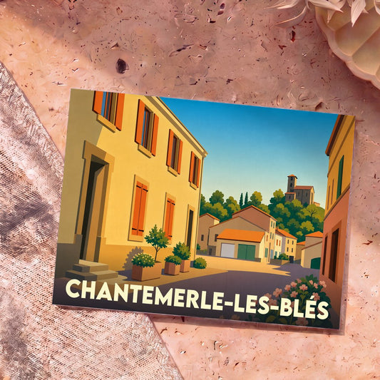 Carte postale souvenir de la ville de Chantemerle-les-Blés avec une illustration stylisée d'une rue ensoleillée.