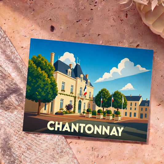Carte postale souvenir de la ville de Chantonnay avec une illustration stylisée d'un bâtiment officiel sous un ciel bleu.