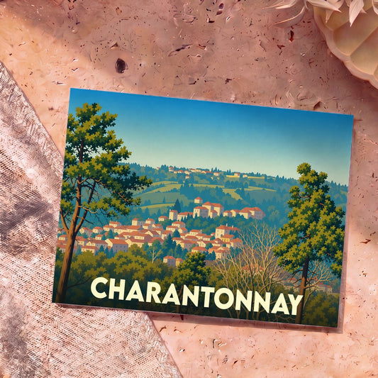 Carte postale souvenir de la ville de Charantonnay avec une illustration stylisée d'un village vallonné.
