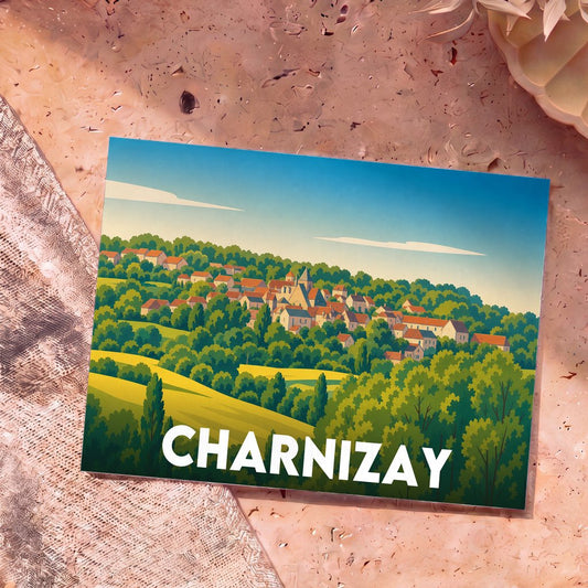 Carte postale souvenir de la ville de Charnizay avec une illustration stylisée d'un village niché dans la verdure.