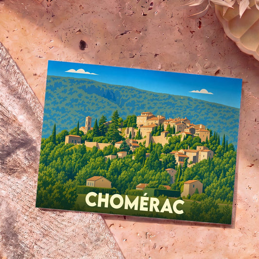Carte postale souvenir de la ville de Chomérac présentant une illustration stylisée d'un village perché dans une forêt verdoyante.