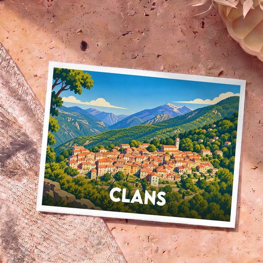 Carte postale souvenir de la ville de Clans avec une illustration stylisée de son village perché dans les montagnes.