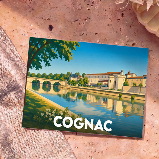 Carte postale souvenir de la ville de Cognac illustrant ses quais et son château au bord de l'eau.