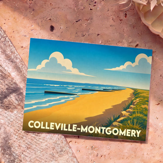 Carte postale souvenir de Colleville-Montgomery avec une illustration stylisée de sa plage et de ses dunes.