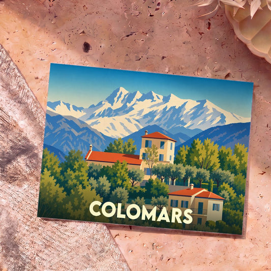 Carte postale souvenir de la ville de Colomars avec une illustration stylisée de maisons provençales devant des montagnes enneigées.