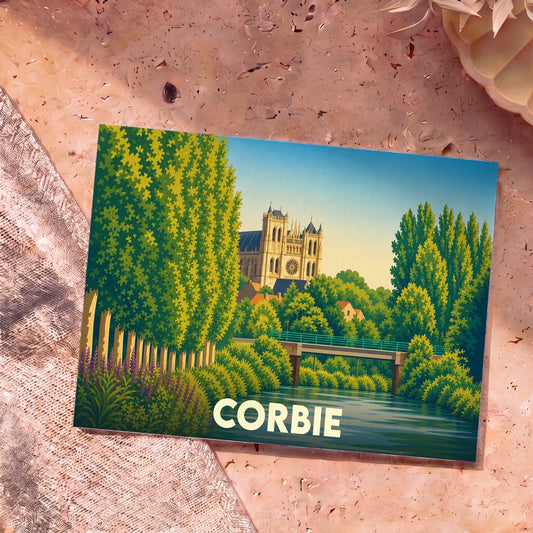 Carte postale souvenir de la ville de Corbie avec une illustration stylisée de son abbaye et de la Somme.