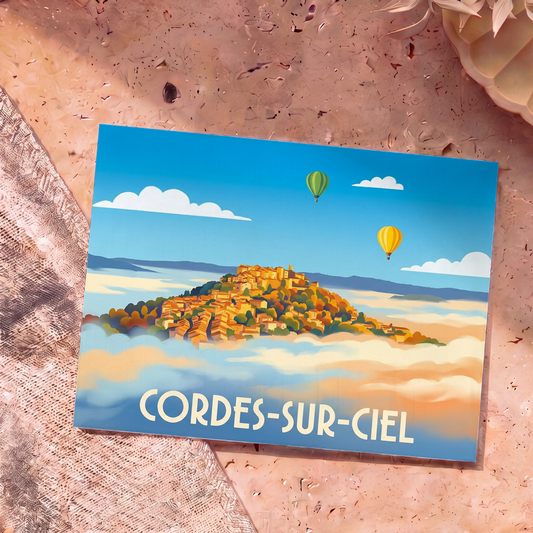 Carte postale souvenir de Cordes-sur-Ciel représentant le village perché au-dessus des nuages avec des montgolfières dans un style graphique épuré.