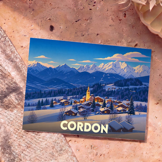 Carte postale souvenir de la ville de Cordon illustrant un village de montagne enneigé devant le massif du Mont-Blanc.