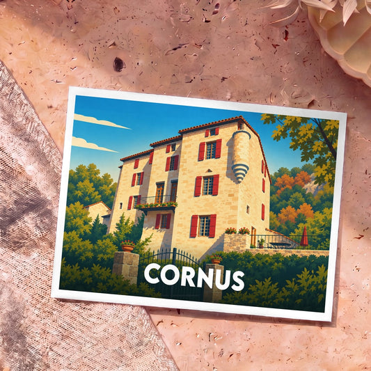 Carte postale souvenir de la ville de Cornus illustrant une bâtisse traditionnelle en pierre aux volets rouges.