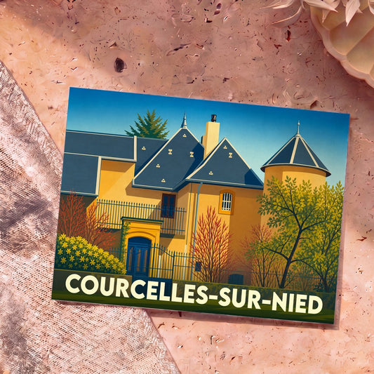 Carte postale souvenir de la ville de Courcelles-sur-Nied avec une illustration colorée et stylisée de son architecture.