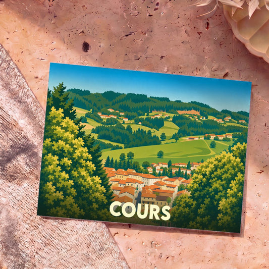 Carte postale souvenir de la ville de Cours avec une illustration stylisée de ses paysages vallonnés et de ses toits rouges.