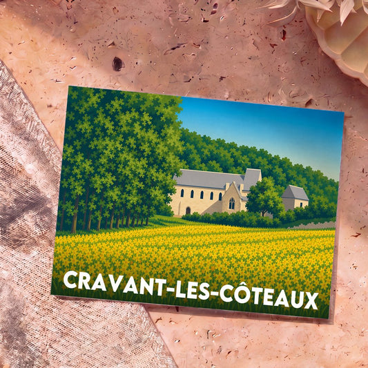 Carte postale souvenir de la ville de Cravant-les-Côteaux avec une illustration stylisée d'une église bordée de forêt et d'un champ de fleurs jaunes.