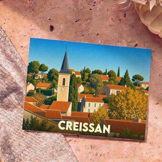 Carte postale souvenir de la ville de Creissan avec une illustration stylisée de son église et de ses toits en tuiles.
