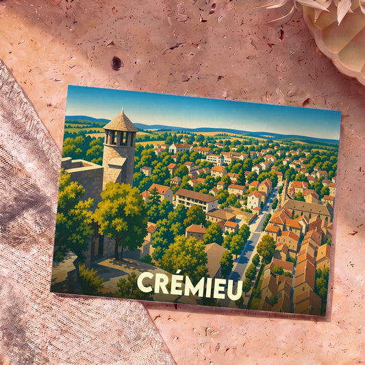 Carte postale souvenir de la ville de Crémieu avec une illustration panoramique stylisée.
