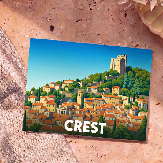 Carte postale souvenir de la ville de Crest avec une illustration stylisée de son donjon et de ses maisons colorées.