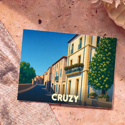 Carte postale souvenir de la ville de Cruzy avec une illustration stylisée d'une rue ensoleillée.