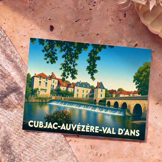 Carte postale souvenir de la commune de Cubjac-Auvézère-Val d'Ans avec une illustration stylisée d'un pont et de maisons au bord de l'eau.