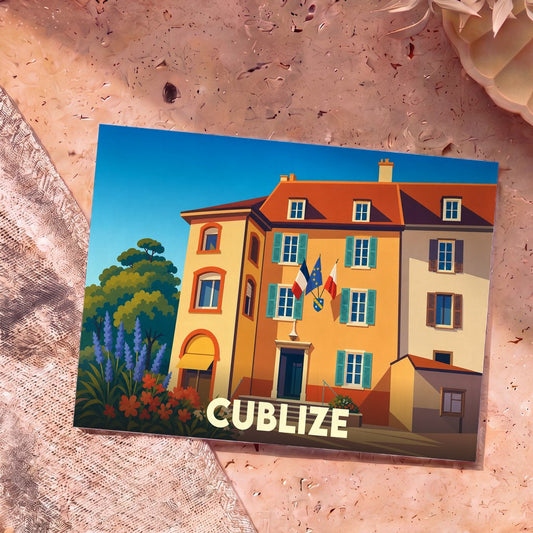 Carte postale souvenir de la ville de Cublize avec une illustration stylisée de sa mairie fleurie.