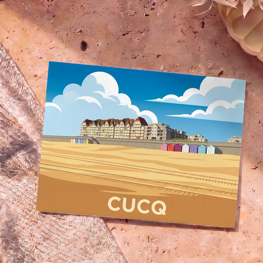 Carte postale souvenir de la ville de Cucq avec une illustration stylisée de sa plage et de ses cabines colorées.
