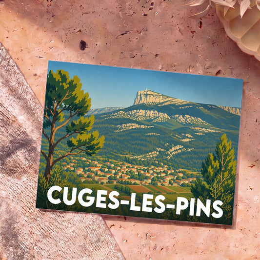 Carte postale souvenir de Cuges-les-Pins illustrant le village et ses collines environnantes dans un style rétro.