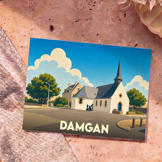 Carte postale souvenir de la ville de Damgan avec une illustration stylisée de son église et de son bord de mer.