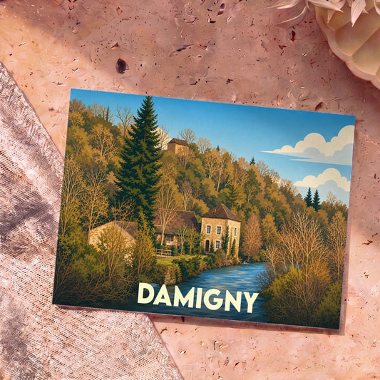 Carte postale souvenir de la ville de Damigny illustrant un paysage fluvial avec des maisons anciennes entourées de forêt.