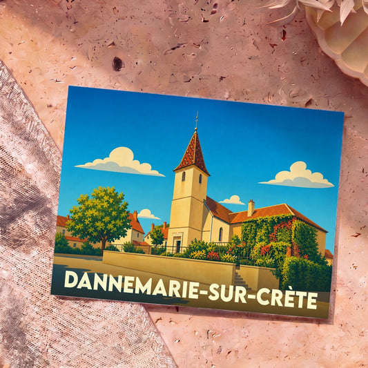 Carte postale souvenir de la ville de Dannemarie-sur-Crète avec une illustration stylisée d'une église sous un ciel bleu.