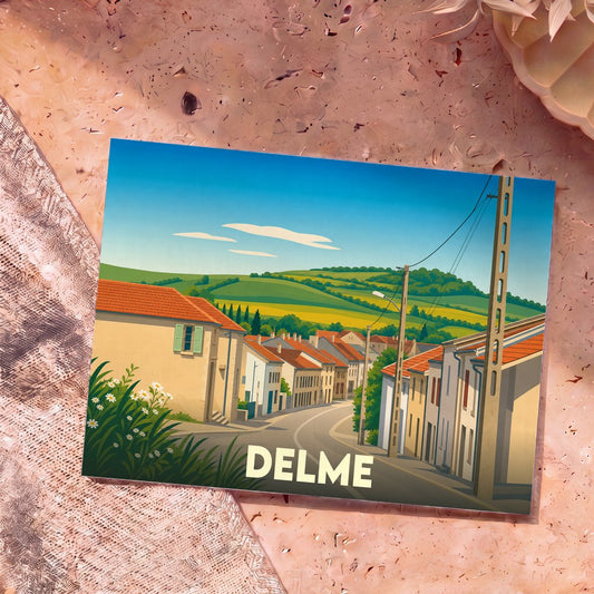 Carte postale souvenir de la ville de Delme avec une illustration stylisée d'un village vallonné.