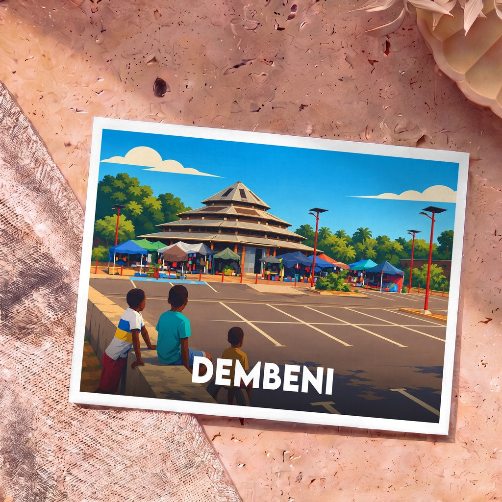 Carte postale souvenir de la ville de Dembeni illustrant un marché animé sous un grand bâtiment à étages.