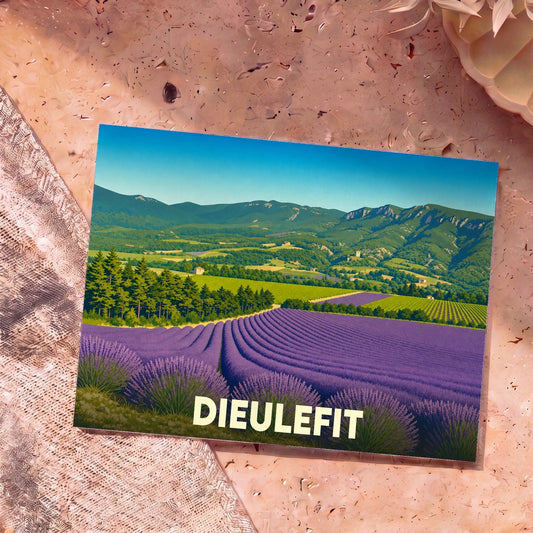 Carte postale souvenir de la ville de Dieulefit illustrant des champs de lavande et des montagnes provençales.