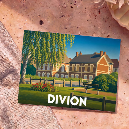Carte postale souvenir de la ville de Divion avec une illustration stylisée d'un parc et de maisons traditionnelles.
